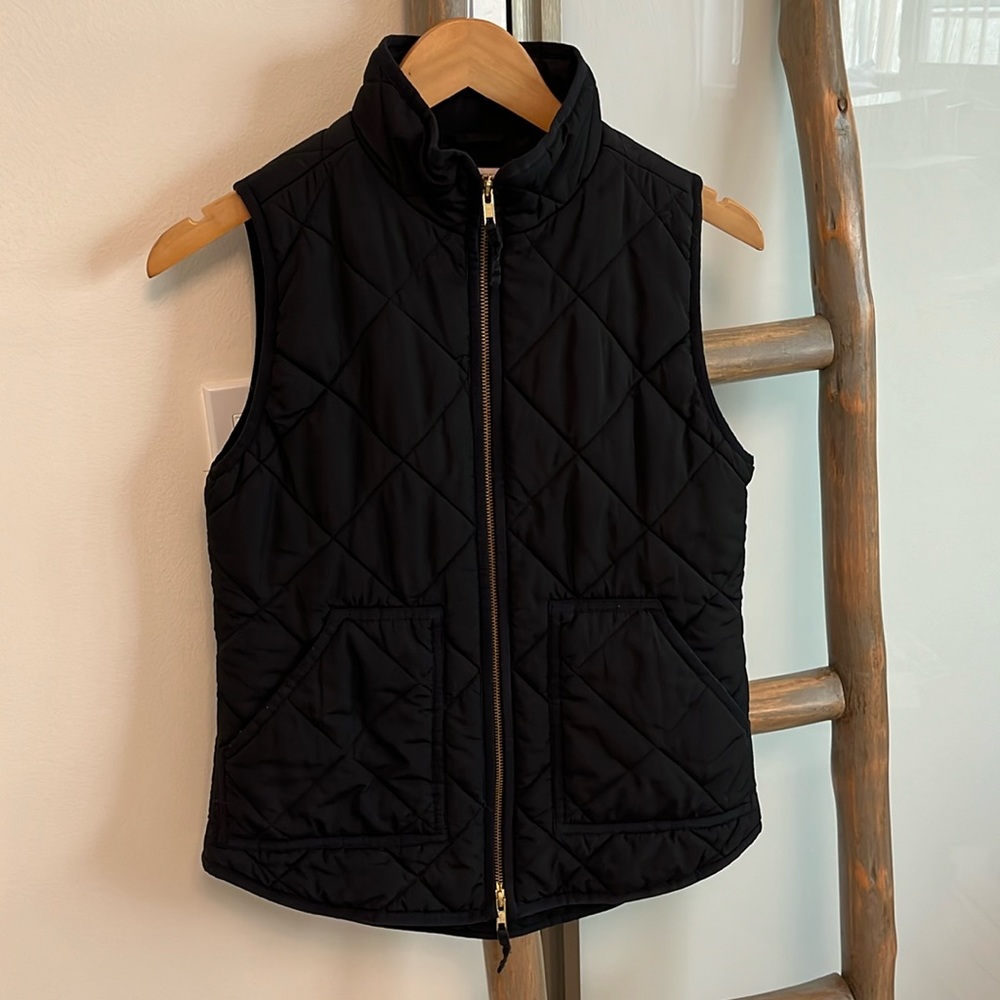 Black puffer vest